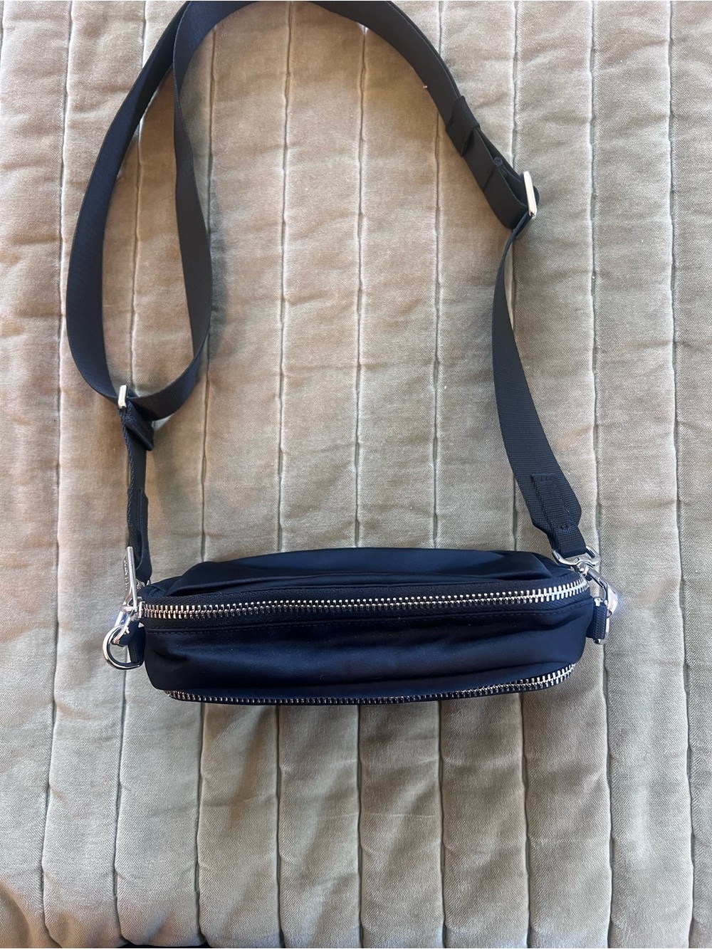 Lululemon Everywhere Crossbody Bag 2L - Picture 6 of 7